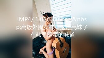 [MP4/ 1.03G]&nbsp;&nbsp;两个小少妇和一个大哥的游戏，露脸丝袜制服诱惑，一个舔鸡巴一个舔蛋蛋好刺激