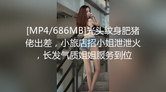 轻熟女姐妹花露脸展示，睡衣诱惑伸着舌头要舔狼友的鸡巴，揉奶玩逼轮流刺激狼友，掰开骚穴特写自慰呻吟真骚