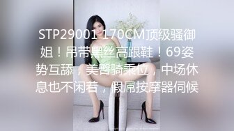 最近疯传的清纯眼镜长腿系在女厕公然修洞无视身边上厕所的人一脸懵逼清洁大妈见过世面淡定无比