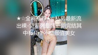 短發40多歲豐滿老阿姨約個戀熟00後小鮮肉啪啪，小夥對著阿姨大奶愛不釋手，艹到噴水