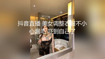 眼镜老哥探花外围高颜值甜美妹子，喜欢扣逼玩弄近距离口交做服务，侧入啪啪呻吟娇喘诱人