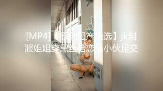 一男双飞大战两个美少妇换着打飞机，女上位啪啪做爱