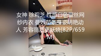 爬窗偷窥楼下的小姐姐洗澡又白又嫩的