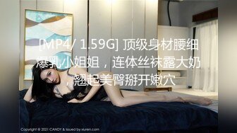 商场女厕独占坑位隔板缝中现场实拍多位小姐姐方便 角度刁钻逼脸同框