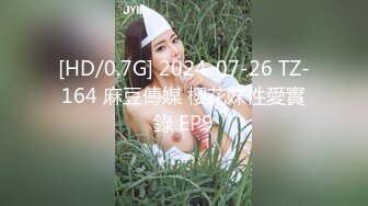 闷骚的良家小少妇，露脸被窝里跟狼友撩骚互动，慢慢展示开档丝袜，掰开给狼友看逼逼漏着骚奶子撩骚精彩刺激