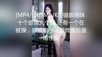 [MP4/ 925M] 在兄弟面前玩弄他的骚老婆，捆绑调教淫声荡语，圣水呲脸上，都给骚逼干哭了不让玩了