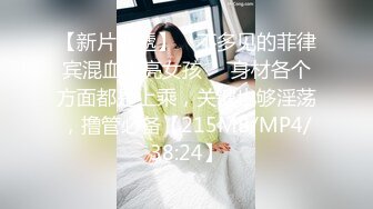 胡子哥沙发上操皮裤蜜桃臀骚女 直接撕开皮裤 拨开骚丁玩逼