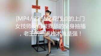 吊带背心小姐姐牛仔裙弯腰捂裙子被抄底微透内 SR级咖啡店抄底长裙美女白色内内