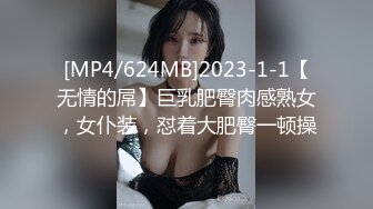 《另类厕拍魔手外购》常在河边走哪有不湿鞋！坑神公共女厕偸拍各种类型小姐姐方便时被发现加看到好B忍不住摸一把 (5)