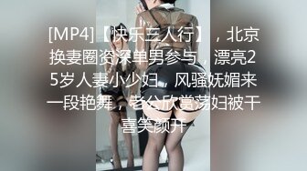 黑客破解家庭网络摄像头偷拍饥渴小叔趁着家里没人把嫂子扑倒在沙发上抠穴干一炮