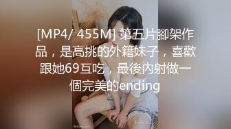 妖艳00后美少女！苗条身材炮友操逼！润滑油抹骚穴，手指扣入娇喘呻吟，第一视角抽插，近距离特写